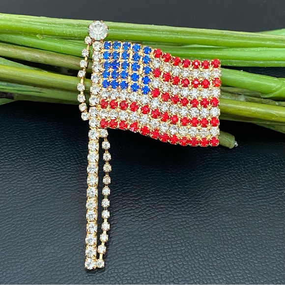 Vintage Unsigned Pave Crystal Rhinestone Patriotic US Flag Pole 3” Brooch 17.5g - Picture 1 of 9